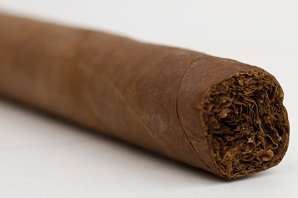 HR (Hirochi Robaina) by Cubanacan Cigars Review