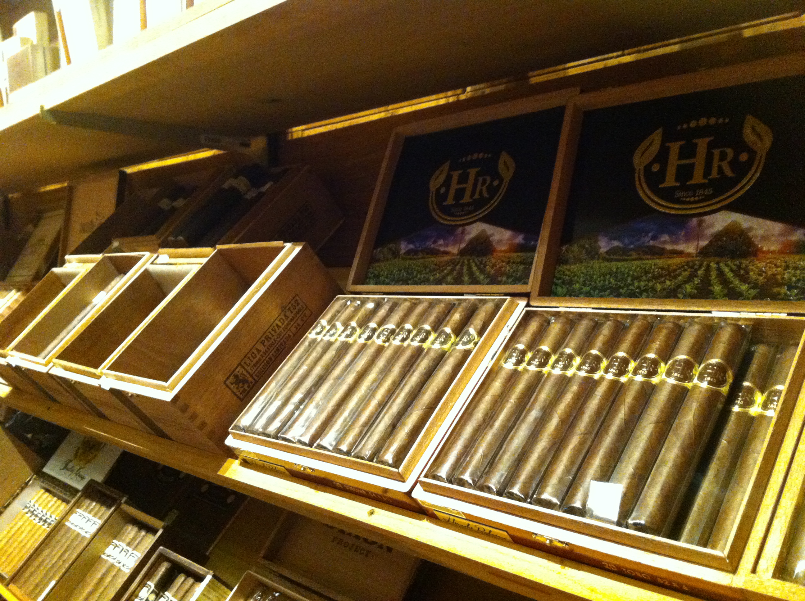 HR (Hirochi Robaina) by Cubanacan Cigars Review